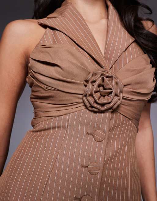 Chaleco de traje marrón con raya diplomática, cuello halter y detalle de flor de ASOS LUXE (parte de un conjunto), 4 de 4