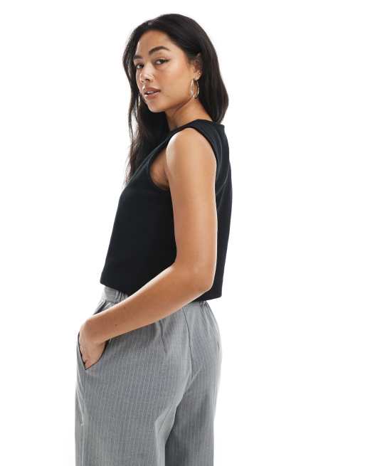 Chaleco de traje negro con detalles de conchas de metal de Miss Selfridge, 4 de 4