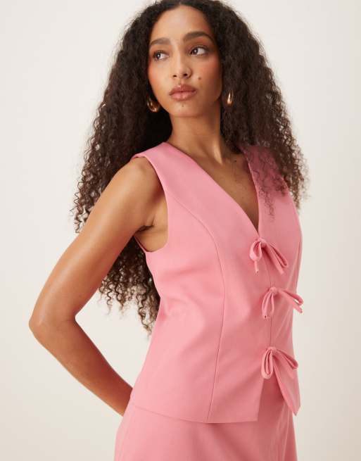 Chaleco de traje rosa chicle con detalle de lazos en la parte delantera de YAS (parte de un conjunto)