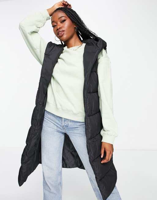 Chaleco largo negro acolchado con capucha de New Look, 4 de 4