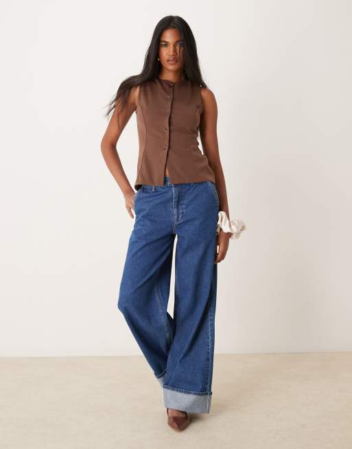 Chaleco marrón abotonado con cuello redondo de punto liso de New