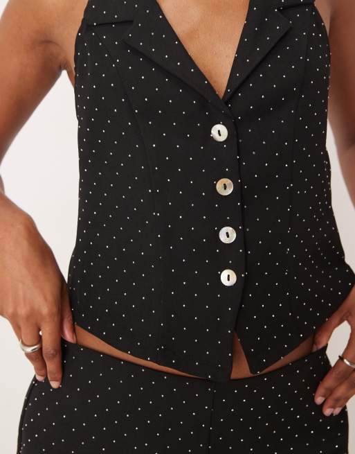 Chaleco negro abotonado con cuello de pico y adornos de strass Mikani de Motel (parte de un conjunto), 4 de 4