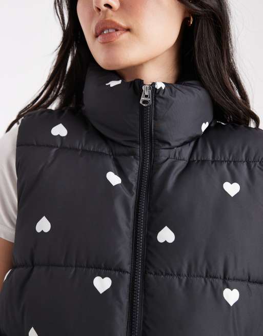 Chaleco negro acolchado con estampado de corazones de nailon de Hollister, 2 de 4