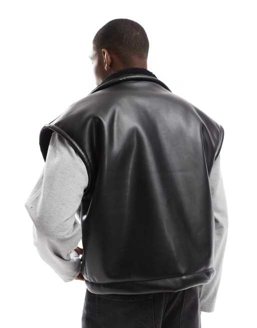 Chaleco negro de corte cuadrado extragrande de cuero sintético con forro de borreguito de ASOS DESIGN, 2 de 4