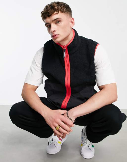 Chaleco negro de polar Adventure de adidas Originals ASOS
