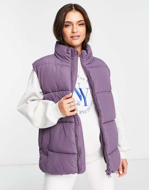 Chaleco negro y morado acolchado con diseño color block de Monki