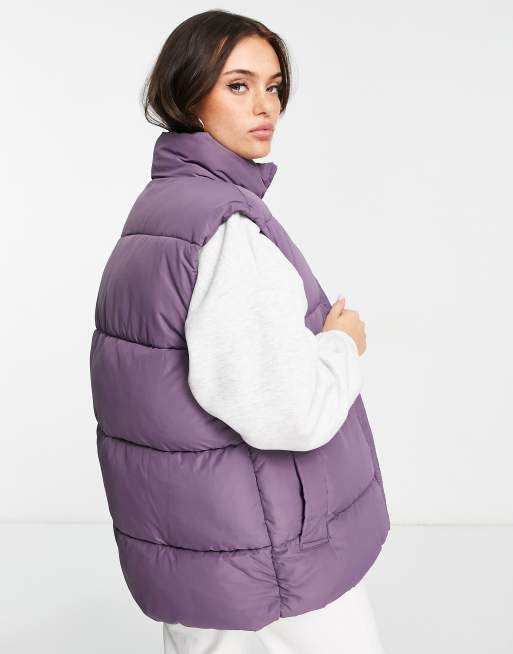 Chaleco negro y morado acolchado con diseño color block de Monki, 2 de 4