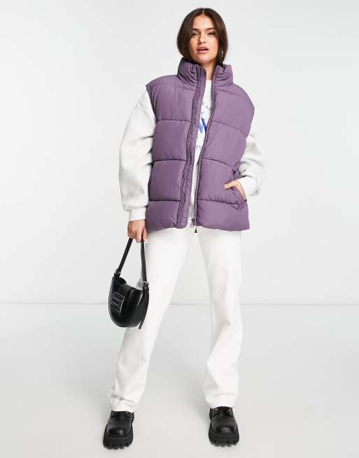 Chaleco negro y morado acolchado con diseño color block de Monki, 3 de 4