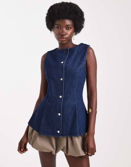 Chaleco vaquero con lavado enjuagado, cuello redondo y sobrefalda