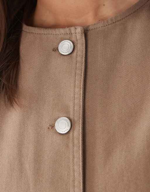 Chaleco vaquero marrón moca con cuello redondo de Threadbare, 3 de 4