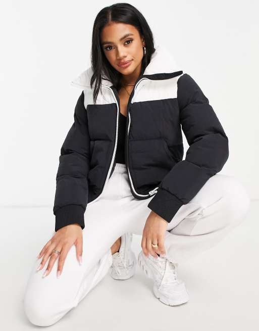 Champion - Cropped gewatteerd jack met groot logo in zwart en wit