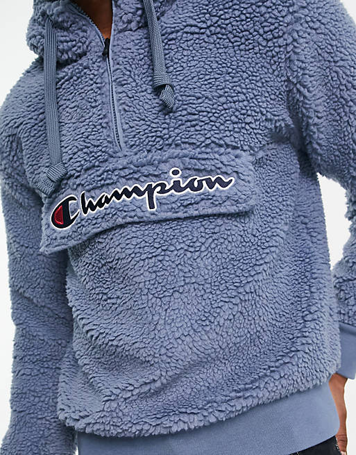 Champion – Fleece-Oberteil in Blau mit halblangem Reißverschluss und großem  Logo | ASOS