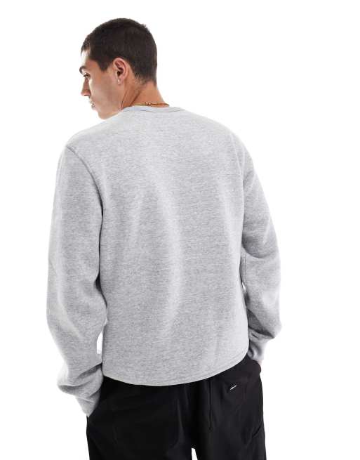Champion Legacy Gra sweatshirt i unisex modell med logga framtill till vanster ASOS