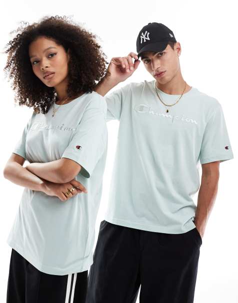 Champion – Legacy – Ljusblå t-shirt i unisex-modell med ton-i-ton-färgad, centrerad logga - view 1