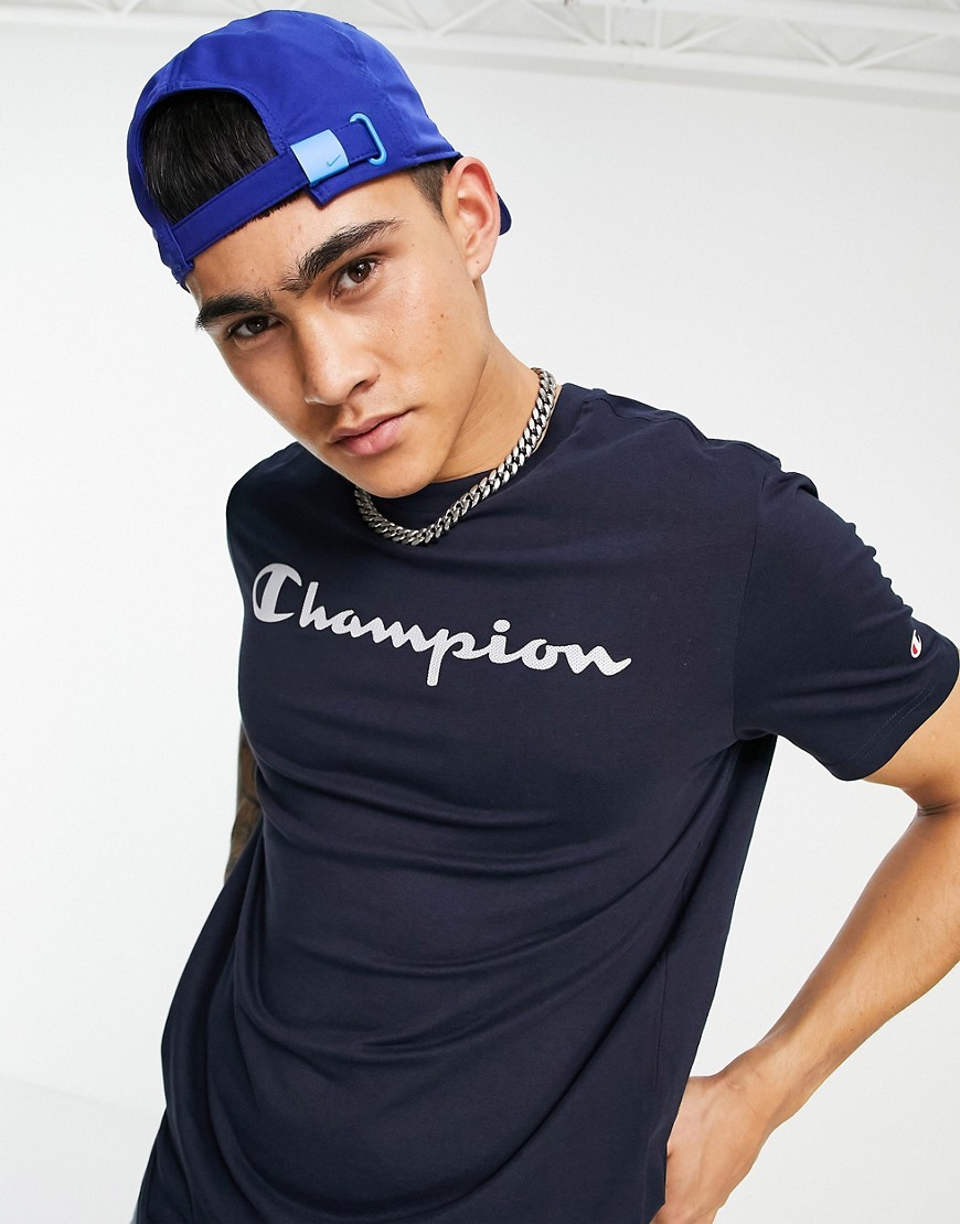 Champion – Marinblå t-shirt med stor skriftlogga på bröstet