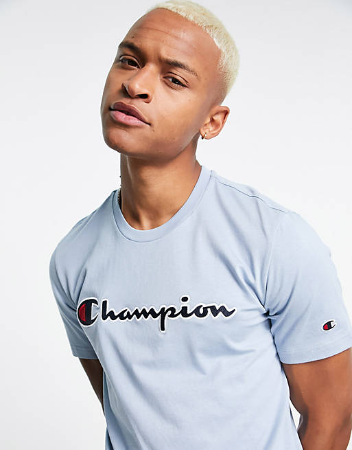 Champion – T-Shirt in Blau mit großem Logo | ASOS
