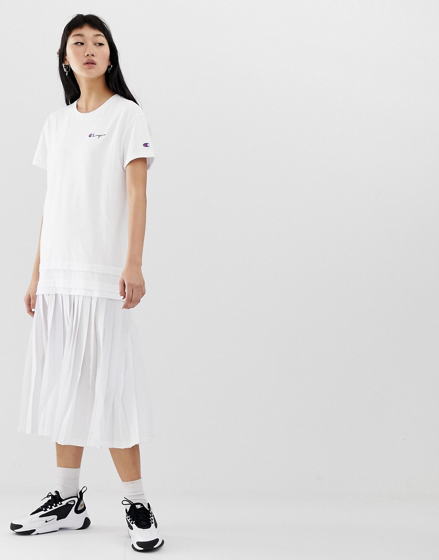 Champion – T-shirtklänning i midimodell med textlogga och plisserad kjol-Vit