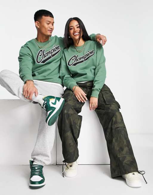 Champion – Unisex – Sweatshirt in Grün mit Vintage-Logo ASOS