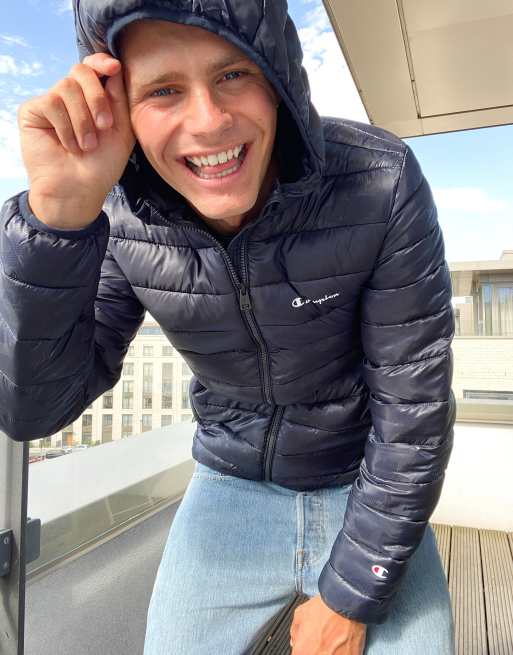 Champion – Wattierte Jacke mit Kapuze und marineblauem Military-Muster
