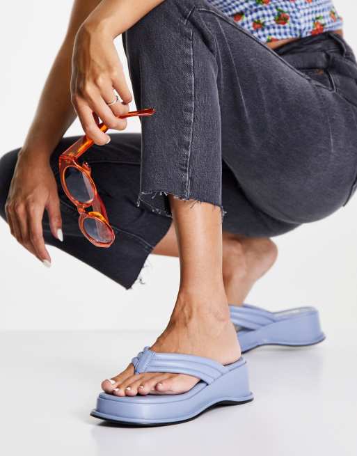 Chanclas azul claro con plataforma de NA-KD