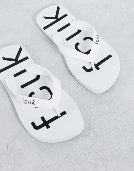 Chanclas blancas y negras con logo FCUK de French Connection
