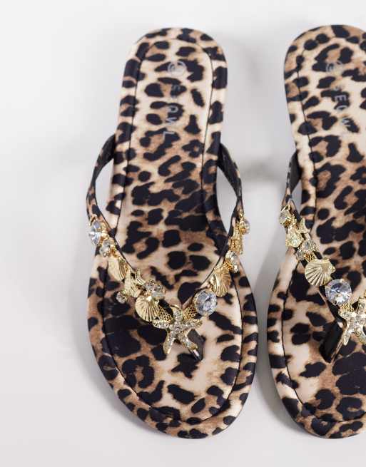 Chanclas con estampado de leopardo y abalorios de SEQWL, 2 de 4