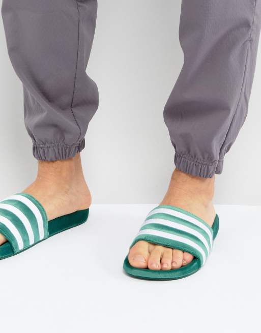 Chanclas de terciopelo verde Adilette BY9907 de adidas Originals | ASOS