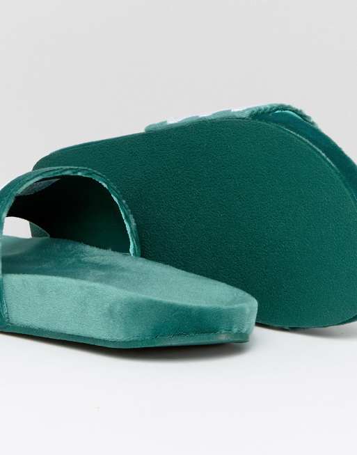 Chanclas de terciopelo verde Adilette BY9907 de adidas Originals | ASOS