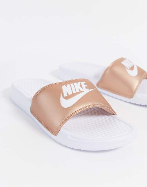 Chanclas en blanco y rosa dorado Benassi de Nike ASOS