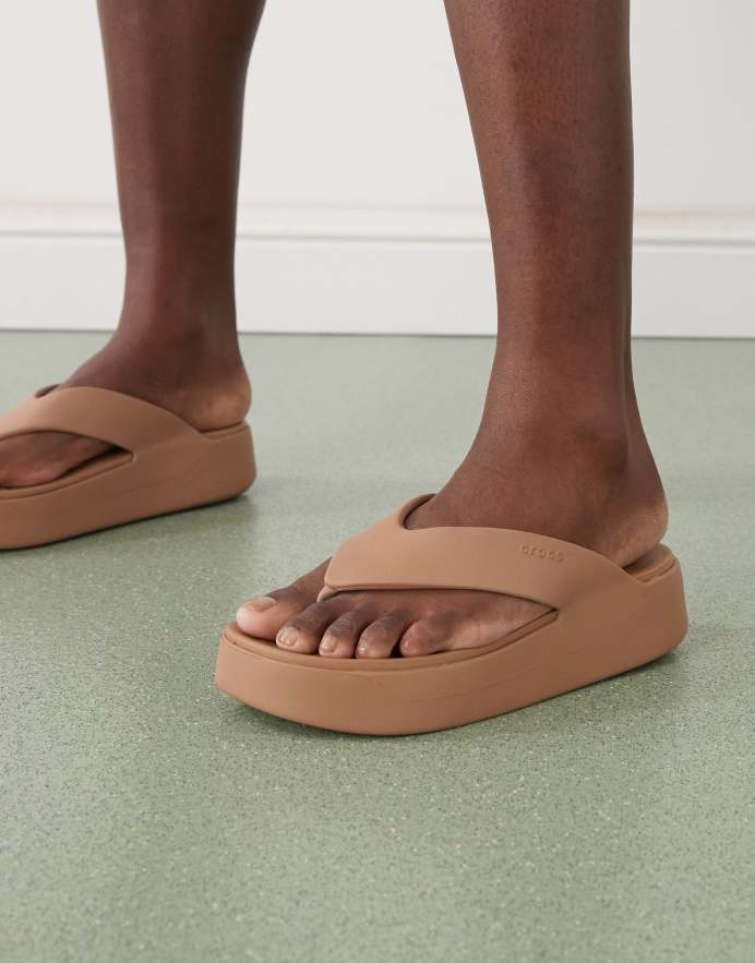 Crocs Chanclas marrones con plataforma Getaway de Milk Chocolate (Women's)