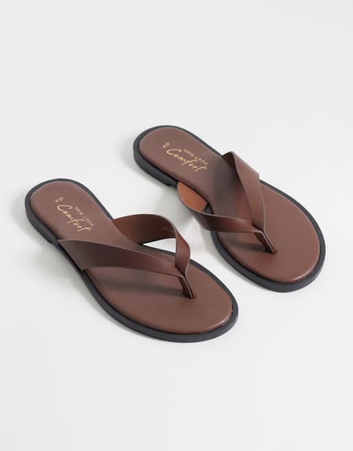 Chanclas marrones de cuero sintético de New Look, 2 de 4