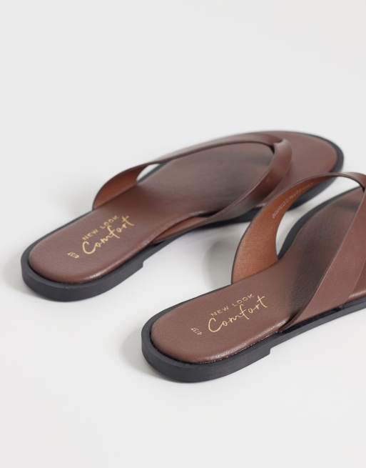 Chanclas marrones de cuero sintético de New Look, 4 de 4