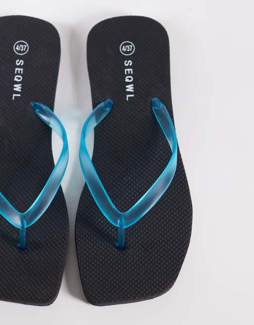 Chanclas negras con tiras azules de goma de SEQWL, 2 de 4