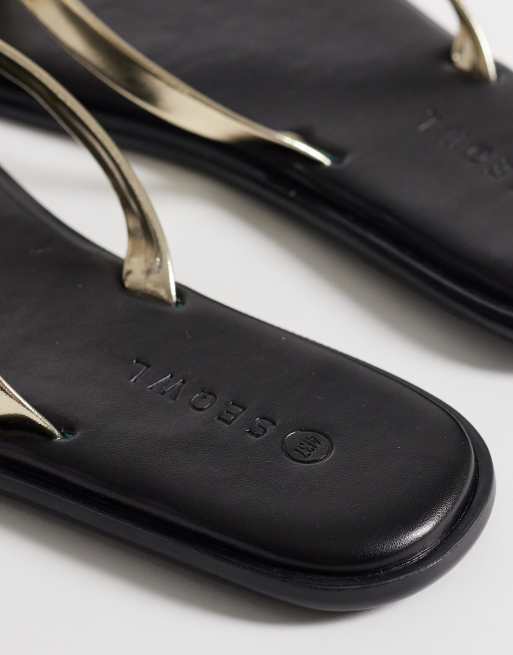 Chanclas negras con tiras doradas de goma de SEQWL Wide Fit, 4 de 4