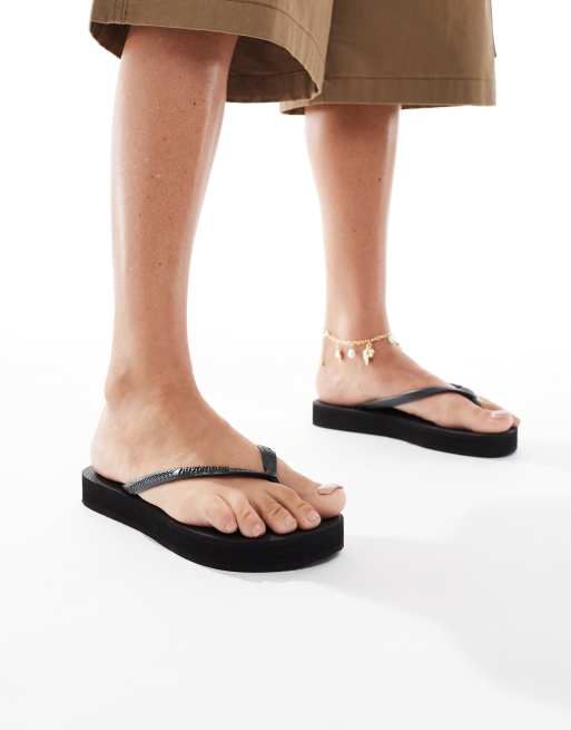 Chanclas negras con tiras estrechas y plataforma plana de Havaianas