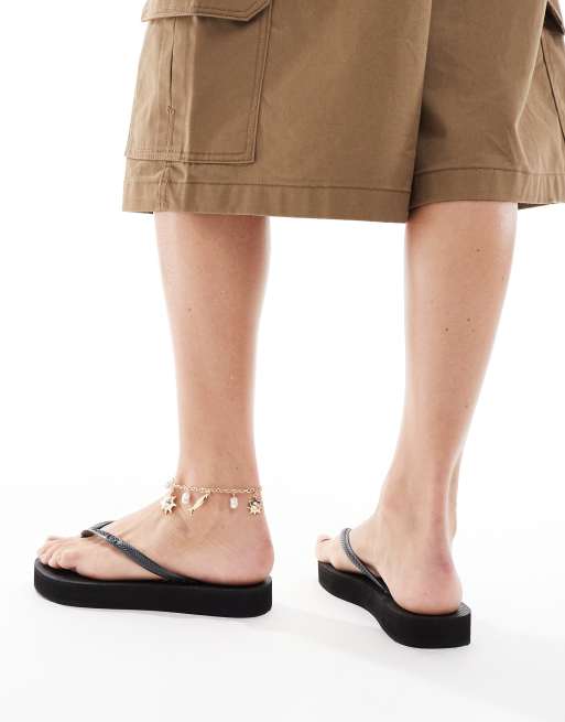 Chanclas negras con tiras estrechas y plataforma plana de Havaianas, 4 de 4