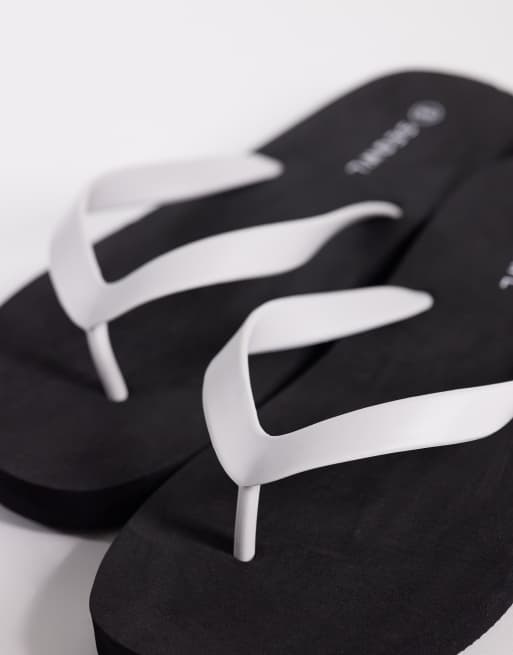 Chanclas negras y blancas de SEQWL, 2 de 4