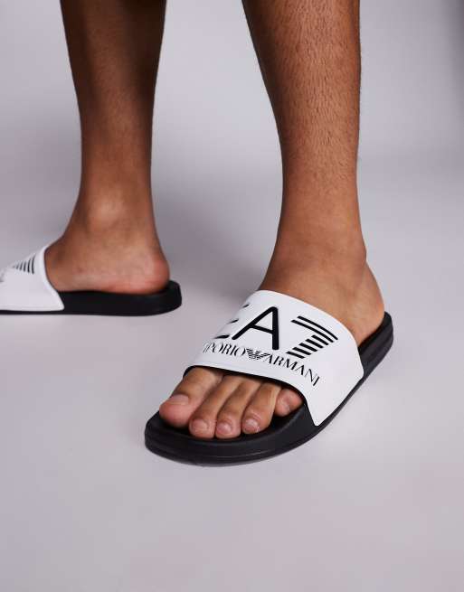 Chanclas playeras blancas y negras con logo de Armani EA7, 4 de 4