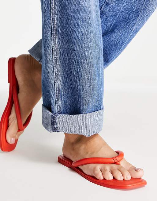 Chanclas rojo luminoso acolchadas con tira para el dedo de cuero de Vero Moda, 2 de 4