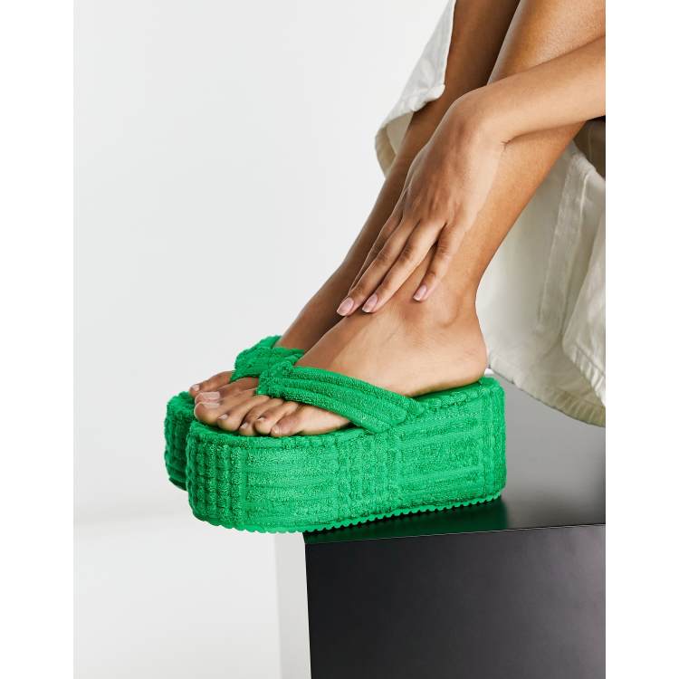 Chanclas verdes con cu a de tejido de rizo Nell de Public Desire