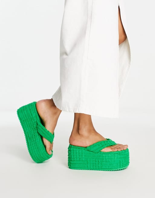 Chanclas verdes con cu a de tejido de rizo Nell de Public Desire