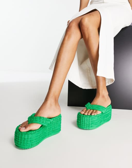 Chanclas verdes con cu a de tejido de rizo Nell de Public Desire