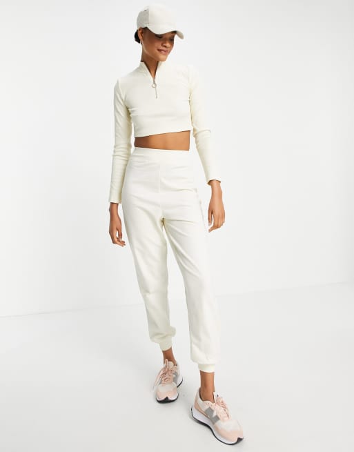 Chándal beis de chaqueta con cuello alzado de canalé y joggers de ASOS DESIGN Hourglass, 4 de 4