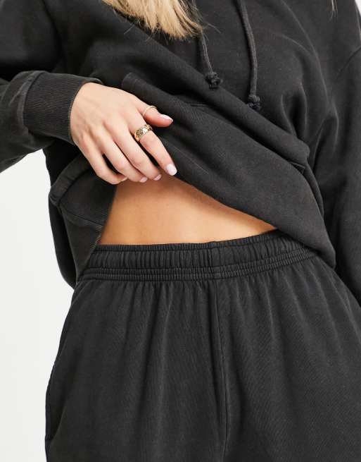 Chándal de joggers y sudadera con capucha y lavado gris carbón de ASOS DESIGN Petite , 4 de 4
