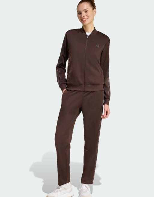 Chándal marrón café aurora con estampado de leopardo multicolor y 3 rayas de adidas Performance