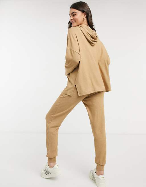 Chándal supersuave de color camel con sudadera extragrande con