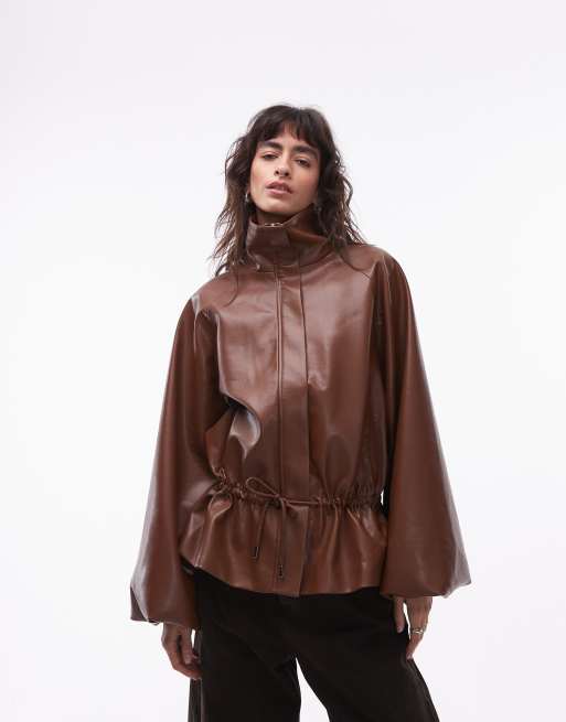 Chaqueta abullonada con cintura fruncida de poliuretano de ASOS DESIGN, 3 de 4