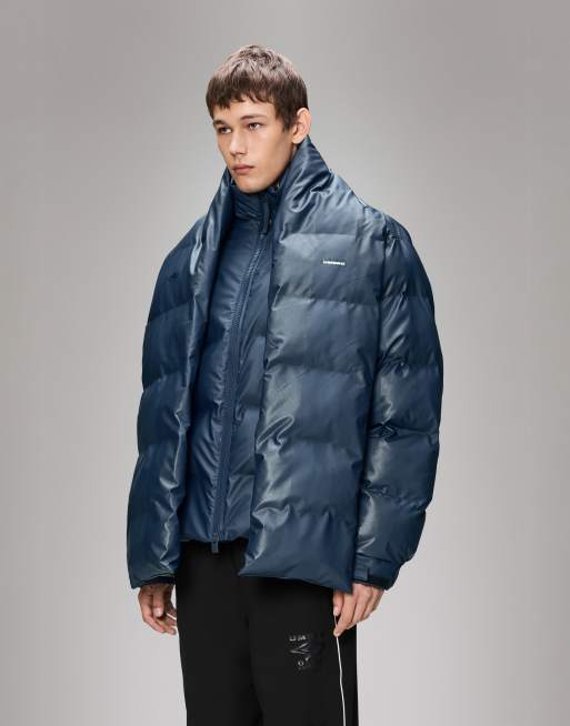 Chaqueta acolchada azul aislante impermeable Fan de Rains x Umbro, 2 de 5