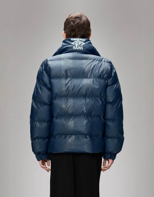 Chaqueta acolchada azul aislante impermeable Fan de Rains x Umbro, 5 de 5