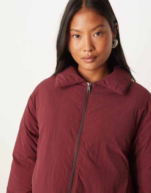 Chaqueta acolchada burdeos con solapas de ASOS DESIGN Petite, 4 de 4